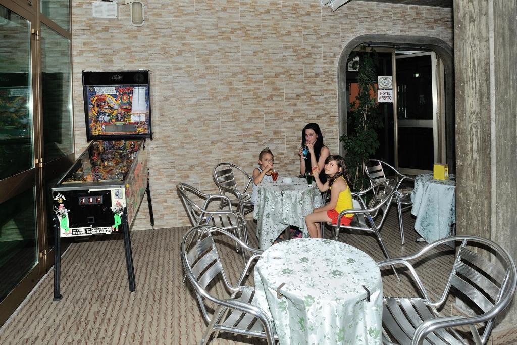 Hotel Lidia Alba Adriatica Bagian luar foto