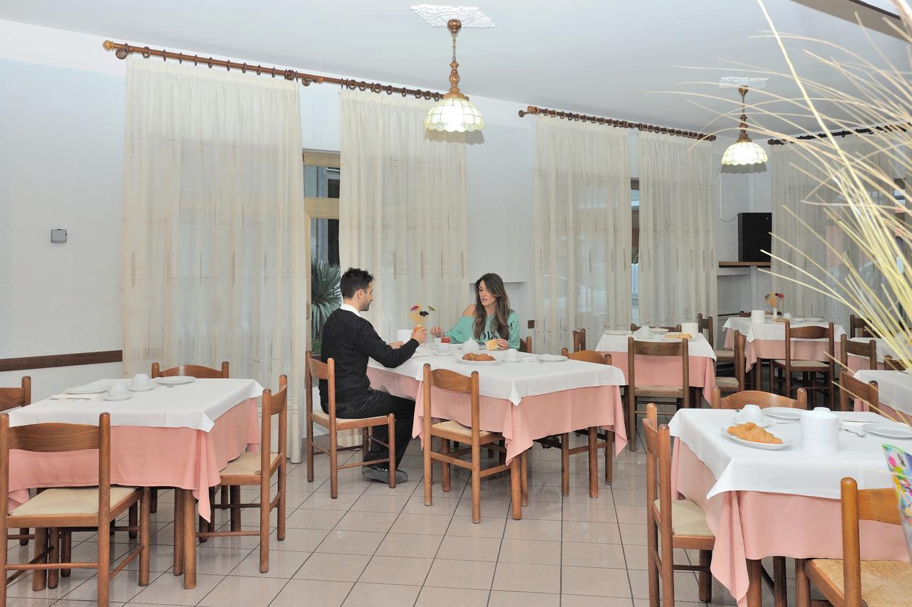 Hotel Lidia Alba Adriatica Bagian luar foto