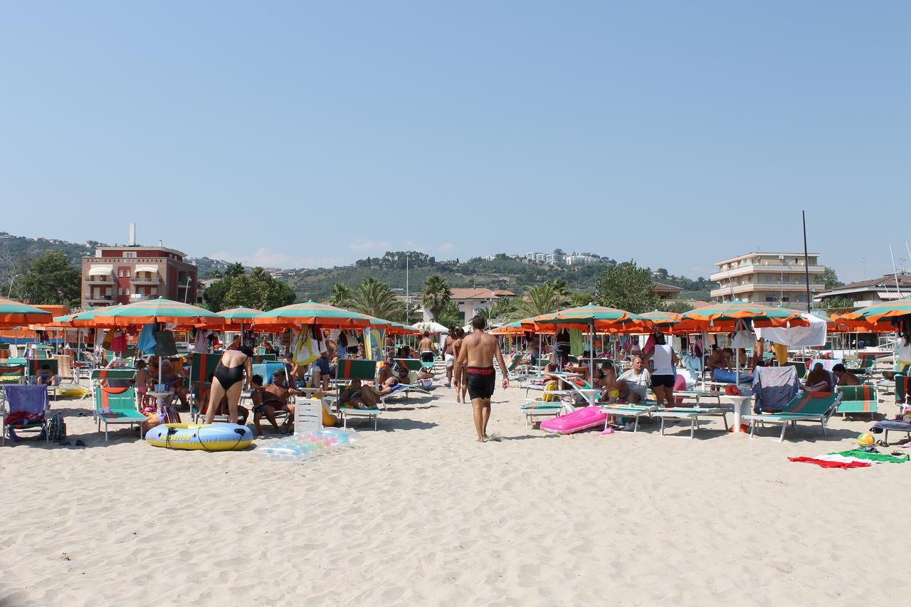Hotel Lidia Alba Adriatica Bagian luar foto